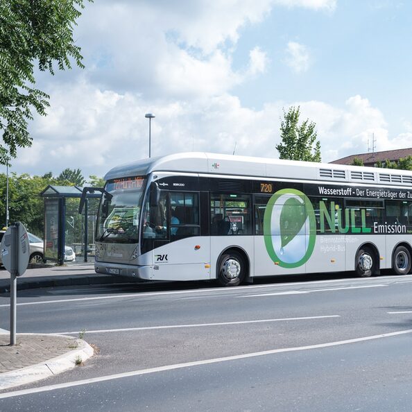 Ein Wasserstoffbus hält an einer Bushaltestelle im Hürther Stadtgebiet.