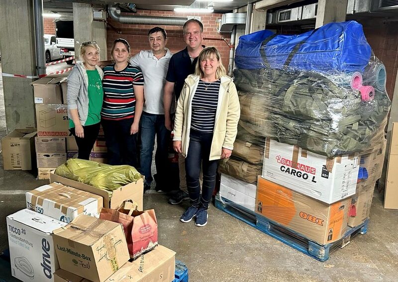 Bürgermeister Dirk Breuer (2. von rechts) und Oksana Petrovic (rechts daneben, Mitorganisatorin von Hürther Spendenaktionen), mit Helferinnen und Helfern in der Tiefgarage des Rathauses bei der Spendenaktion im Sommer 2023.