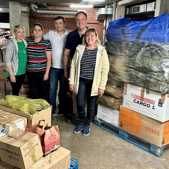 Bürgermeister Dirk Breuer (2. von rechts) und Oksana Petrovic (rechts daneben, Mitorganisatorin von Hürther Spendenaktionen), mit Helferinnen und Helfern in der Tiefgarage des Rathauses bei der Spendenaktion im Sommer 2023.