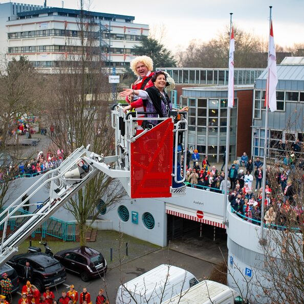 Bürgermeister Dirk Breuer an Weiberfastnacht 2023 bei der Entführung durch die „jecken Wiever“.