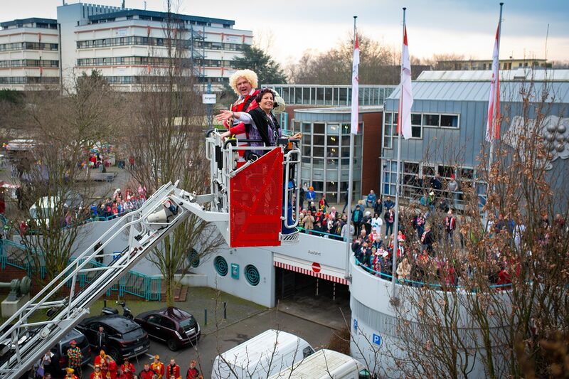 Bürgermeister Dirk Breuer an Weiberfastnacht 2023 bei der Entführung durch die „jecken Wiever“.