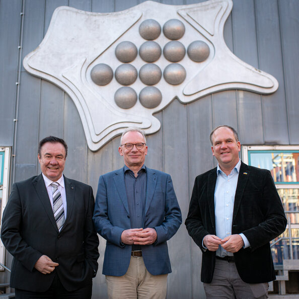 Bürgermeister Dirk Breuer (rechts) und Stadtwerke-Vorstand Stefan Welsch (links) heißen den neuen Klimaanpassungsmanager Dr. Ing. Friedrich-Wilhelm Bolle in Hürth willkommen.