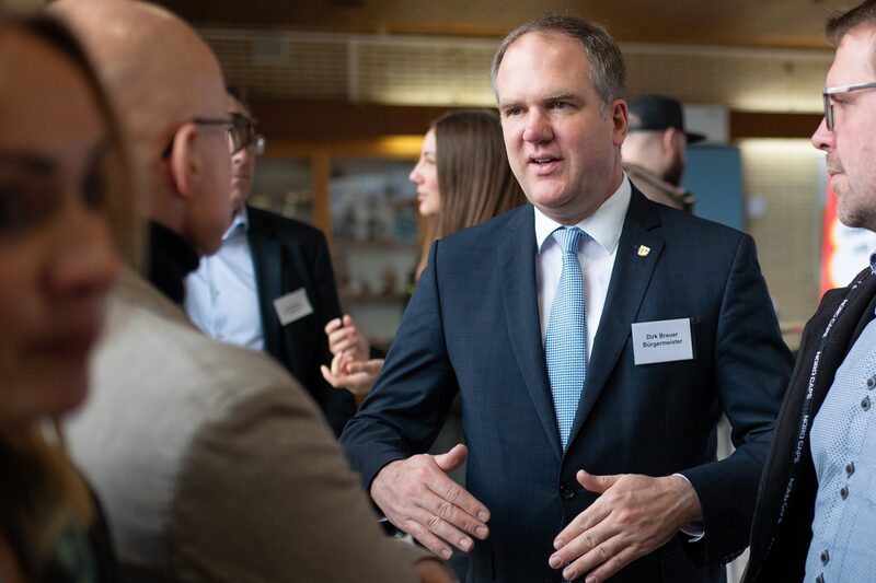 Bürgermeister Dirk Breuer im Austausch mit Besucherinnen und Besuchern.