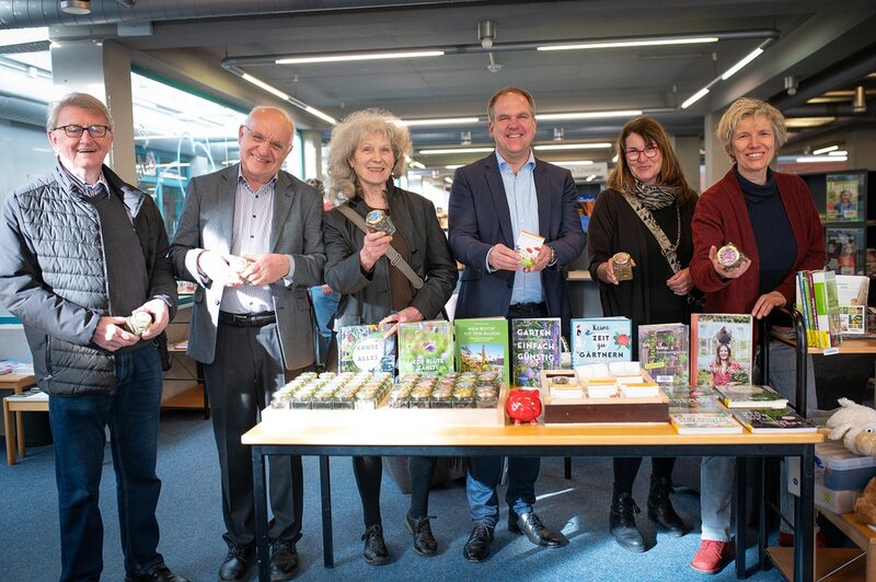 Eröffnen die diesjährige Saatgut-Tauschbörse in der Hürther Stadtbücherei: von links Heinz Flüthmann, Dr. Rolf Meier, Inge Cürten-Noack (alle Agenda Hürth), Bürgermeister Dirk Breuer, Karin Thiesen (Agenda Hürth), Barbara Hoevels (Leiterin Stadtbücherei).