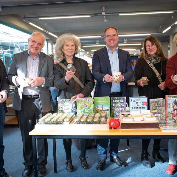 Eröffnen die diesjährige Saatgut-Tauschbörse in der Hürther Stadtbücherei: von links Heinz Flüthmann, Dr. Rolf Meier, Inge Cürten-Noack (alle Agenda Hürth), Bürgermeister Dirk Breuer, Karin Thiesen (Agenda Hürth), Barbara Hoevels (Leiterin Stadtbücherei).