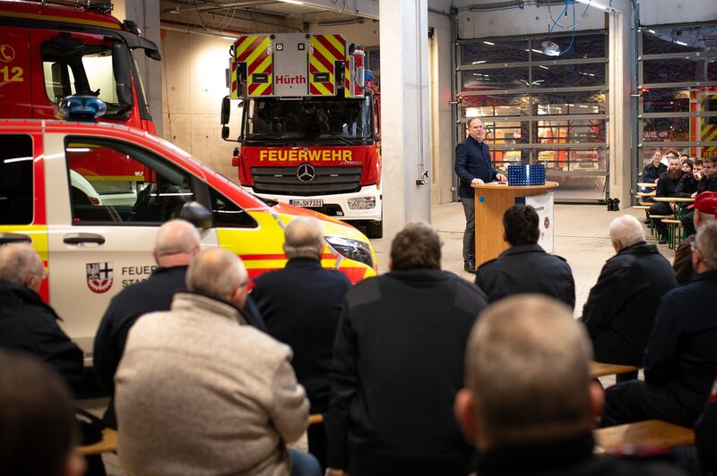 Bürgermeister Breuer am Rednerpult bei der Feuerwehr Hürth.