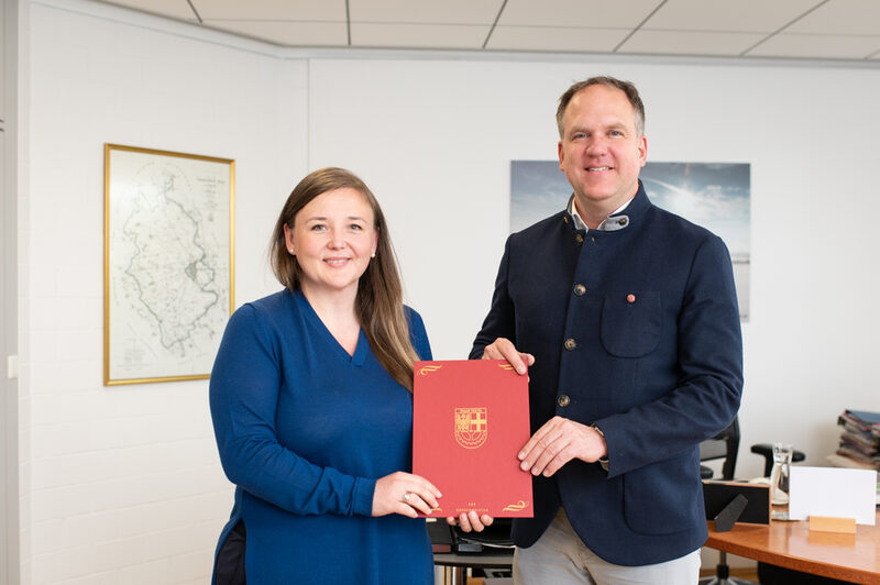 Dr. Katarina Flierenbaum wird von Bürgermeister Dirk Breuer in ihrer neuen Aufgabe als Schiedsperson für die Stadtteile Fischenich, Kendenich, Kalscheuren und Hermülheim willkommen geheißen.