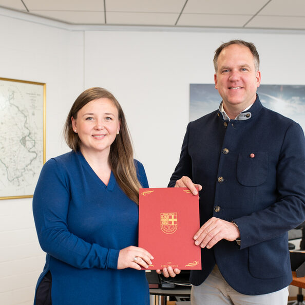 Dr. Katarina Flierenbaum wird von Bürgermeister Dirk Breuer in ihrer neuen Aufgabe als Schiedsperson für die Stadtteile Fischenich, Kendenich, Kalscheuren und Hermülheim willkommen geheißen.