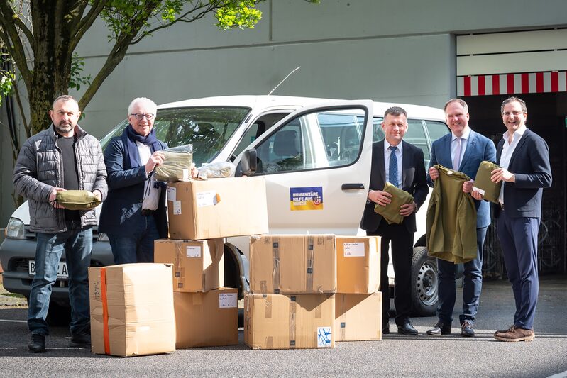 (v.l.n.r.) Andrii Zakharchuk (Mitarbeiter der Stadt Peremyschljany), Rüdiger Winkler (Vorsitzender Partnerschaftsverein Hürth), Oleksandr Zozulya (Bürgermeister der Stadt Peremyschljany), Dirk Breuer (Bürgermeister Hürth), Antonio Sarnacchiaro (Geschäftsführer Modevertrieb Sarnacchiaro GmbH).