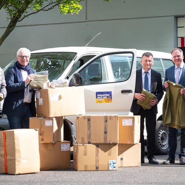 (v.l.n.r.) Andrii Zakharchuk (Mitarbeiter der Stadt Peremyschljany), Rüdiger Winkler (Vorsitzender Partnerschaftsverein Hürth), Oleksandr Zozulya (Bürgermeister der Stadt Peremyschljany), Dirk Breuer (Bürgermeister Hürth), Antonio Sarnacchiaro (Geschäftsführer Modevertrieb Sarnacchiaro GmbH).