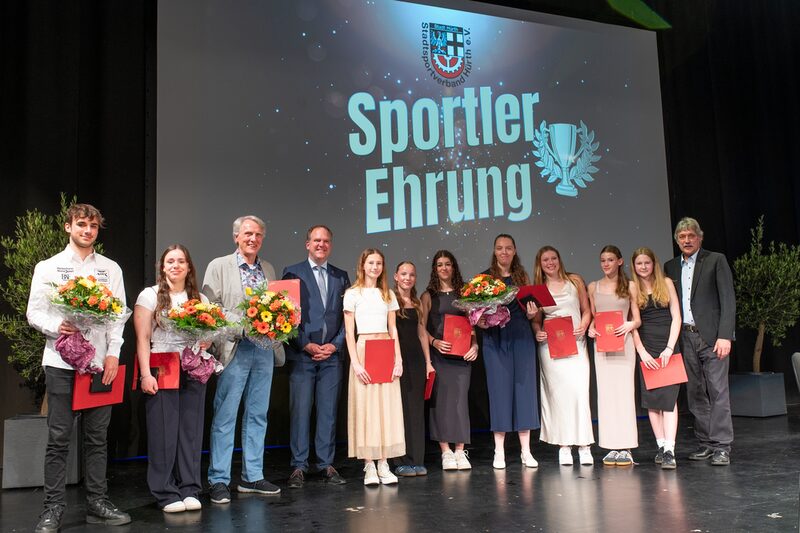 Bürgermeister Dirk Breuer (4. von links) und Hans-Josef Lang (Ortsvorsteher von Hermülheim und Kalscheuren, rechts außen) mit den Preisträgerinnen und Preisträgern der diesjährigen Sportlerehrung.