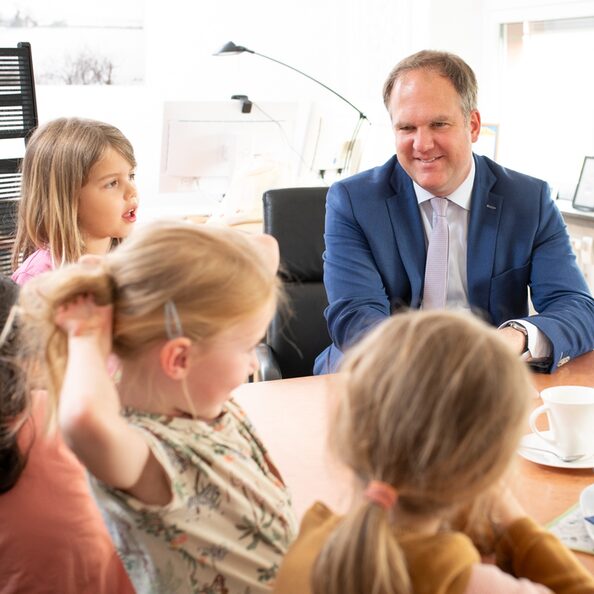 Bürgermeister Dirk Breuer im Gespräch mit den Vorschulkindern der Kita Löwenstein.