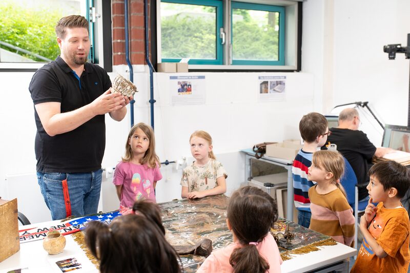 Im Stadtarchiv zeigt Stadtarchivar Michael Cöln den Kindern ihr Löwenstein-Archiv.