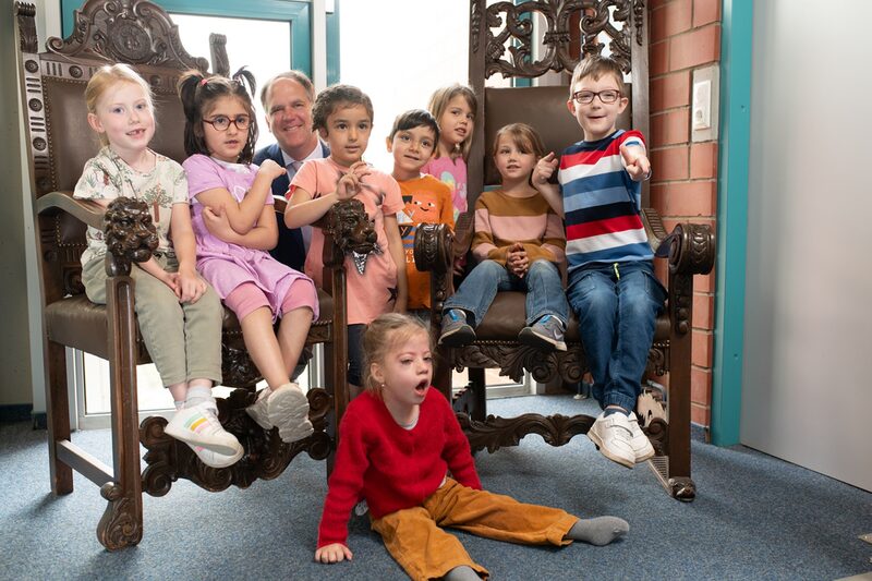 Bürgermeister Dirk Breuer zusammen mit den Vorschulkindern der Kita Löwenstein.