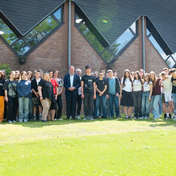 Fürs Gruppenfoto versammelten sich Schülerinnen und Schüler beider Städte, gemeinsam mit ihren Betreuungslehrerinnen, mit Bürgermeister Dirk Breuer (vordere Reihe, 7. v. links) und mit dem Partnerschaftsvereinsvorsitzenden Rüdiger Winkler (rechts daneben).