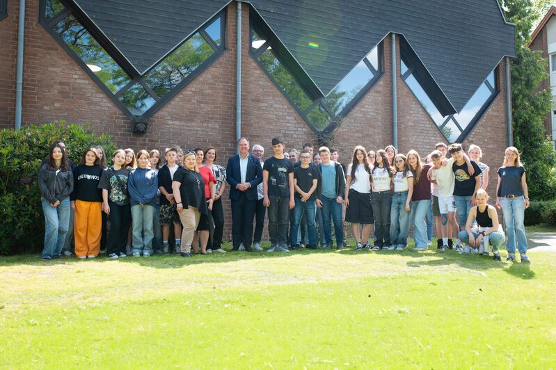 Fürs Gruppenfoto versammelten sich Schülerinnen und Schüler beider Städte, gemeinsam mit ihren Betreuungslehrerinnen, mit Bürgermeister Dirk Breuer (vordere Reihe, 7. v. links) und mit dem Partnerschaftsvereinsvorsitzenden Rüdiger Winkler (rechts daneben).