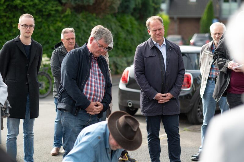 Bürgermeister Dirk Breuer (2. von rechts) und Ortsvorsteher Willy Winkelhag (links daneben) bei der Verlegung des neuen Stolpersteins.