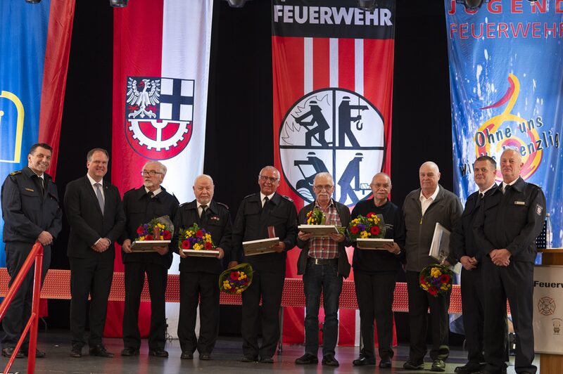 Bürgermeister Dirk Breuer (2. von links und Feuerwehrchef Michael Mund (links daneben) sprechen Ehrungen für langjährige Mitglieder der Hürther Feuerwehr aus.