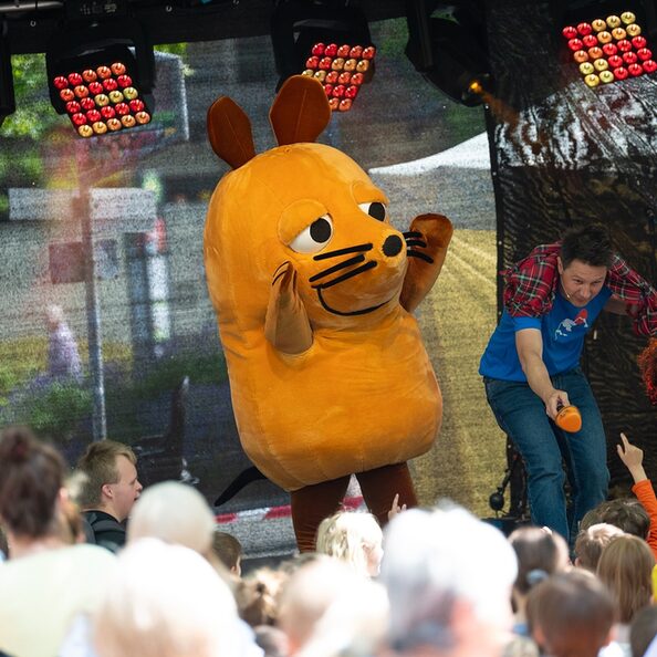 Die Maus forderte ihre großen und kleinen Fans gemeinsam mit Moderator André Gatzke zum Mittanzen auf.