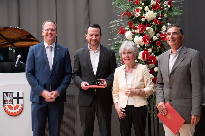 Bürgermeister Dirk Breuer ehrt Margit Reisewitz, Saleh Mati und Stephan Renner für je 20 Jahre Ratsmitgliedschaft.