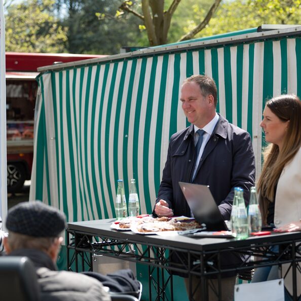 Bürgermeister Dirk Breuer bei einer Bürgersprechstunde auf dem Wochenmarkt.