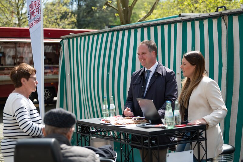 Bürgermeister Dirk Breuer bei einer Bürgersprechstunde auf dem Wochenmarkt.