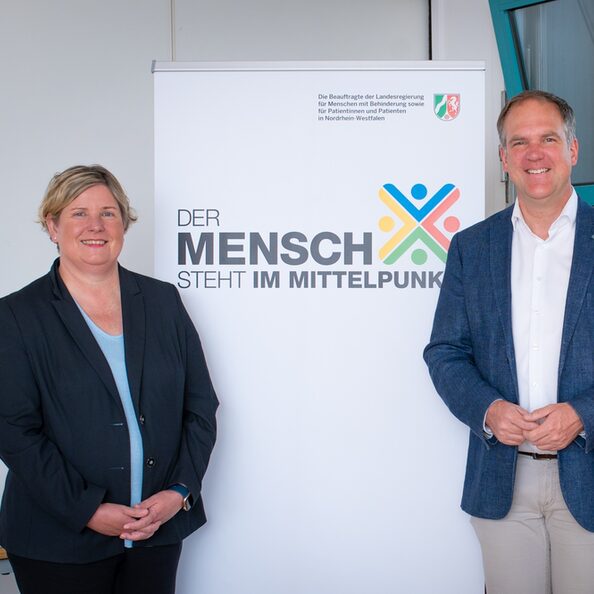 Bürgermeister Dirk Breuer (Mitte) begrüßte Claudia Middendorf (links) gemeinsam mit der städtischen Behindertenbeauftragten, Claudia Kreuer-Fey (rechts), vor ihrer Sprechstunde im Hürther Rathaus.