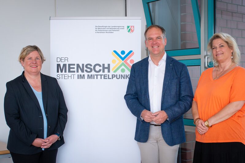 Bürgermeister Dirk Breuer (Mitte) begrüßte Claudia Middendorf (links) gemeinsam mit der städtischen Behindertenbeauftragten, Claudia Kreuer-Fey (rechts), vor ihrer Sprechstunde im Hürther Rathaus.