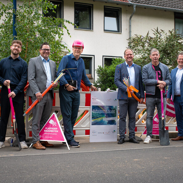 Foto: (von links nach rechts) Vertreterinnen und Vertreter von Bezirksregierung und Aconium, Beigeordneter und Stadtkämmerer Marco Dederichs, Stefan Mysliwitz, Regiomanager Telekom, Bürgermeister Dirk Breuer, Dr. Frank Schmidt Konzernbevollmächtigter Telekom sowie Matthias Neugebauer von St@rt Hürth.