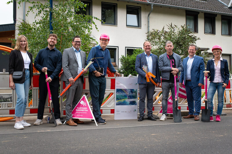 Foto: (von links nach rechts) Vertreterinnen und Vertreter von Bezirksregierung und Aconium, Beigeordneter und Stadtkämmerer Marco Dederichs, Stefan Mysliwitz, Regiomanager Telekom, Bürgermeister Dirk Breuer, Dr. Frank Schmidt Konzernbevollmächtigter Telekom sowie Matthias Neugebauer von St@rt Hürth.