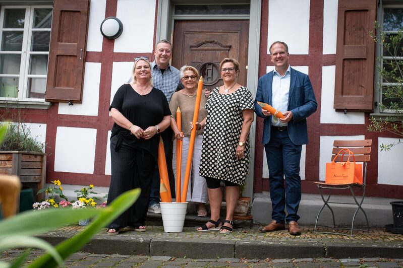 Die Vorbereitungen laufen auf Hochtouren – das KunsTraum-Team im Innenhof des Alt-Hürther Löhrerhofs: Heike Schneider, Ortsvorsteher Thomas Fund, Helga Bittmann, Katja Gutwirth, Bürgermeister Dirk Breuer (von links).