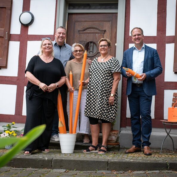 Die Vorbereitungen laufen auf Hochtouren – das KunsTraum-Team im Innenhof des Alt-Hürther Löhrerhofs: Heike Schneider, Ortsvorsteher Thomas Fund, Helga Bittmann, Katja Gutwirth, Bürgermeister Dirk Breuer (von links).