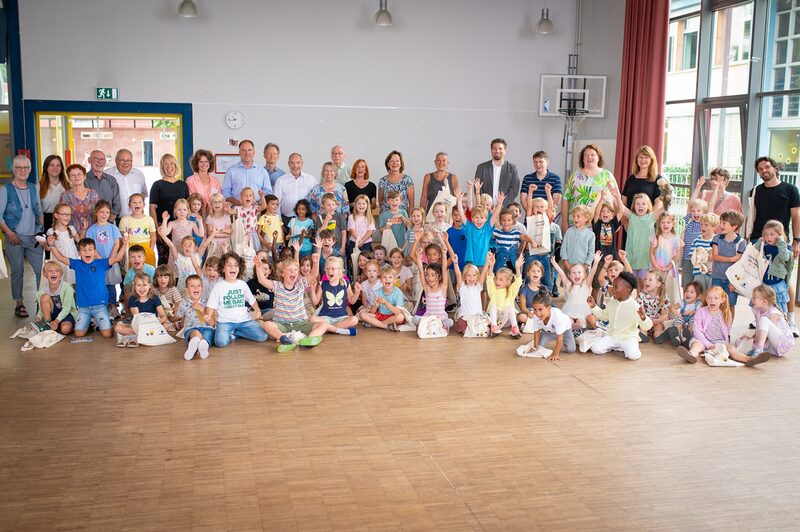 Etwa 70 Schulneulinge erhalten bei der Erstverteilung in der KGS Don Bosco in Hürth-Efferen ihre Lesetaschen von den Lesefreunden Hürth e.V.