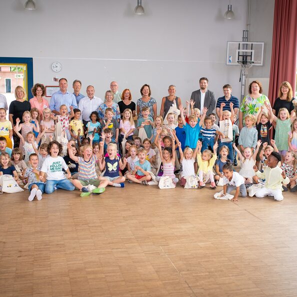 Etwa 70 Schulneulinge erhalten bei der Erstverteilung in der KGS Don Bosco in Hürth-Efferen ihre Lesetaschen von den Lesefreunden Hürth e.V.