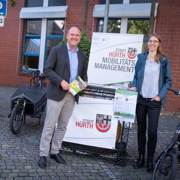 Bürgermeister Dirk Breuer und Mobilitätsmanagerin Romy Simke – die Stadt Hürth bietet zahlreiche Aktionen anlässlich der Europäischen Mobilitätswoche an.