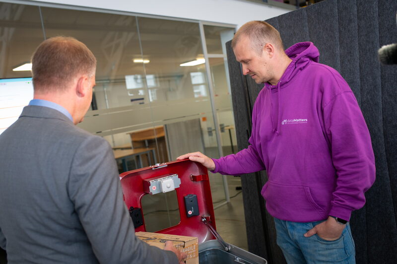 Bürgermeister Dirk Breuer und Dr. Daniel Trauth mit einem Sensor-Mülleimer.