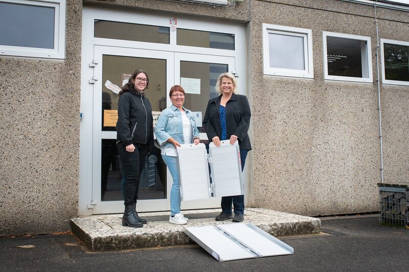 von links: Lisa Pesch, Auszubildende zur Verwaltungsfachangestellten bei der Stadt Hürth, Petra Dickes, Schulleiterin Wendelinusschule, Claudia Kreuer-Fey, Beauftragte für Menschen mit Behinderungen der Stadt Hürth.