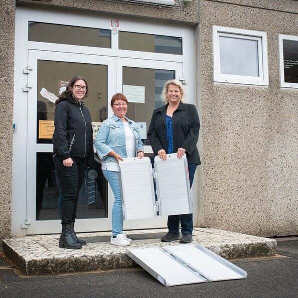 von links: Lisa Pesch, Auszubildende zur Verwaltungsfachangestellten bei der Stadt Hürth, Petra Dickes, Schulleiterin Wendelinusschule, Claudia Kreuer-Fey, Beauftragte für Menschen mit Behinderungen der Stadt Hürth.