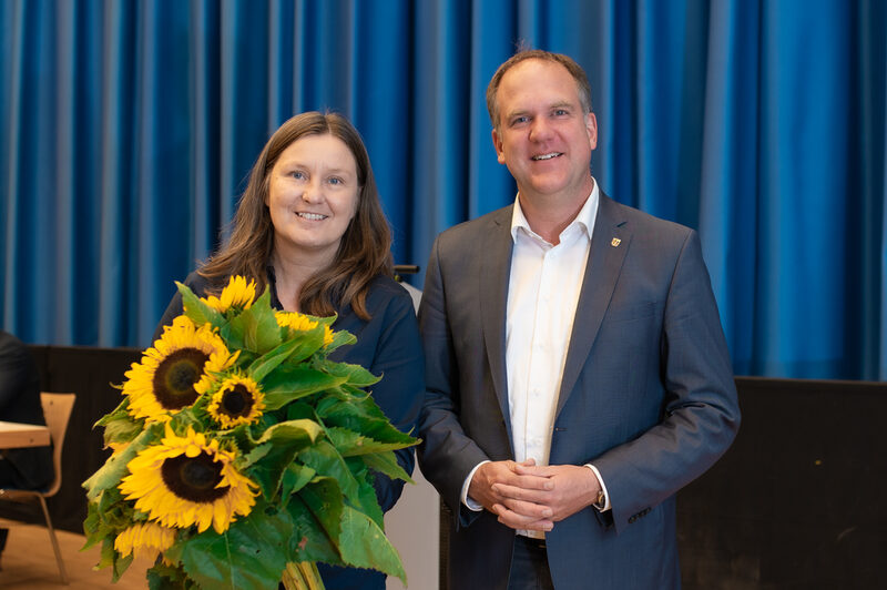 Bürgermeister Dirk Breuer gratuliert Silvia Teuber-Stegemann zur Ratsmitgliedschaft.