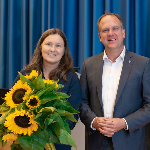 Bürgermeister Dirk Breuer gratuliert Silvia Teuber-Stegemann zur Ratsmitgliedschaft.