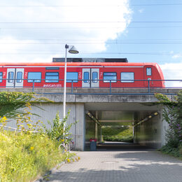 Bahn Kalscheuren, Unterführung mit Bahn