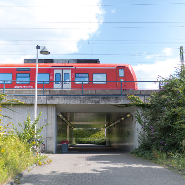 Bahn Kalscheuren, Unterführung mit Bahn