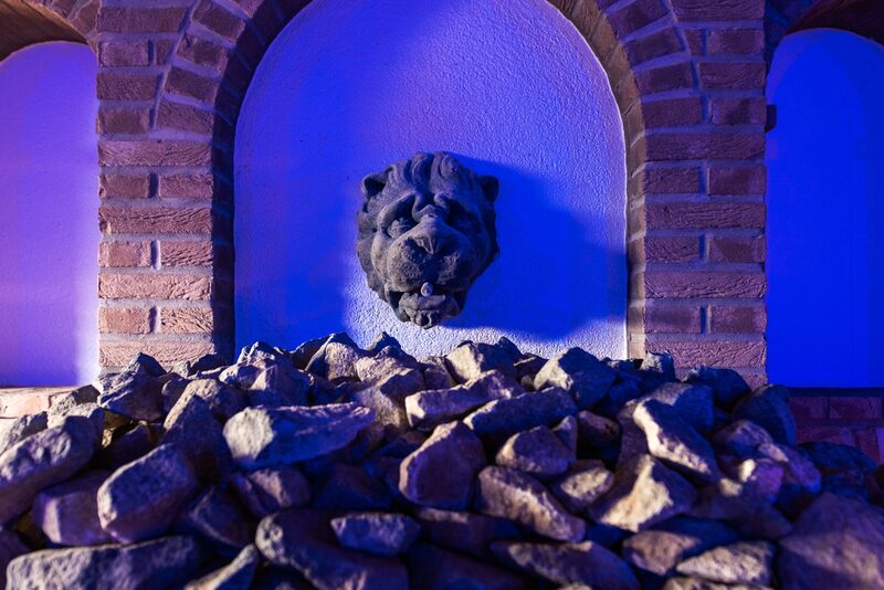 Foto: Impressionen der Sauna im Familienbad, Löwenkopf-Skulptur