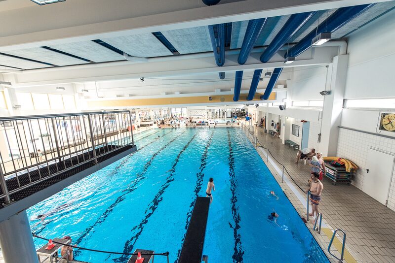 Foto: Schwimmerbecken mit Sprungturm im Familienbad