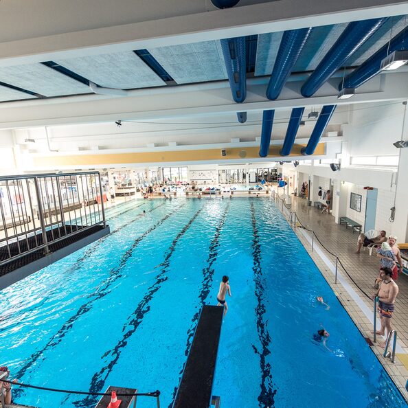 Foto: Schwimmerbecken mit Sprungturm im Familienbad