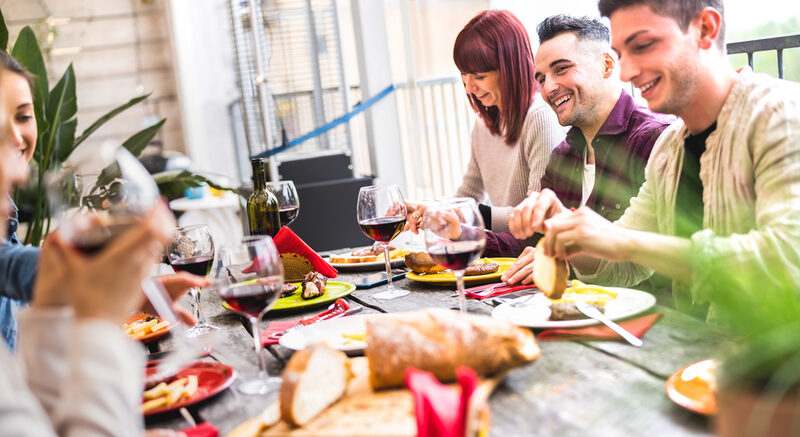 Fröhliche Menschen essen auf einer Terrasse