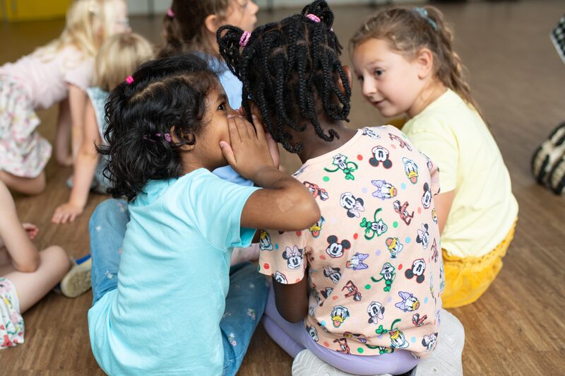 Süße Kinder bei der Verteilung der Lesetaschen 2024.