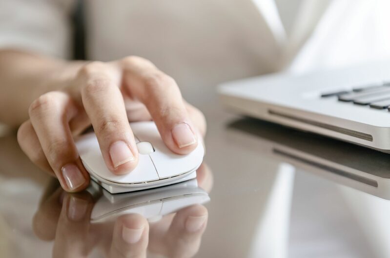 Computermaus mit Hand