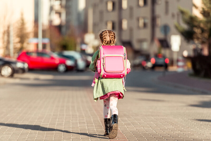 Foto: Kind mit Schulranzen