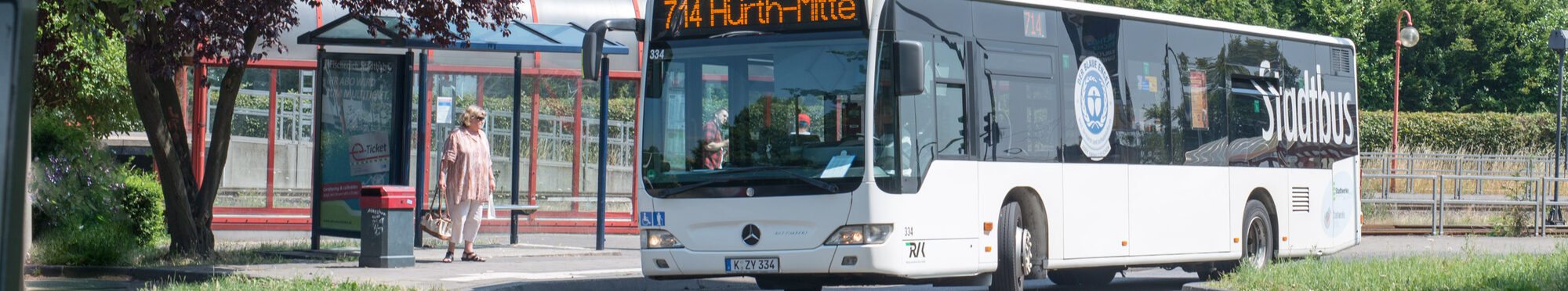 Stadtbus an Haltestelle Fischenich